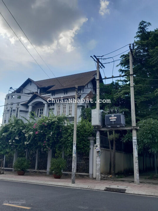 Nợ bank bán gấp biệt thự 3 mặt tiền hiếm có tại Bình Phú Q6, 6.8x20m, gara riêng, 5PN, chỉ 12.99 tỷ Nợ bank bán gấp biệt thự 3 mặt tiền hiếm có tại Bình Phú Q6, 6.8x20m, gara riêng, 5PN, chỉ 12.99 tỷ