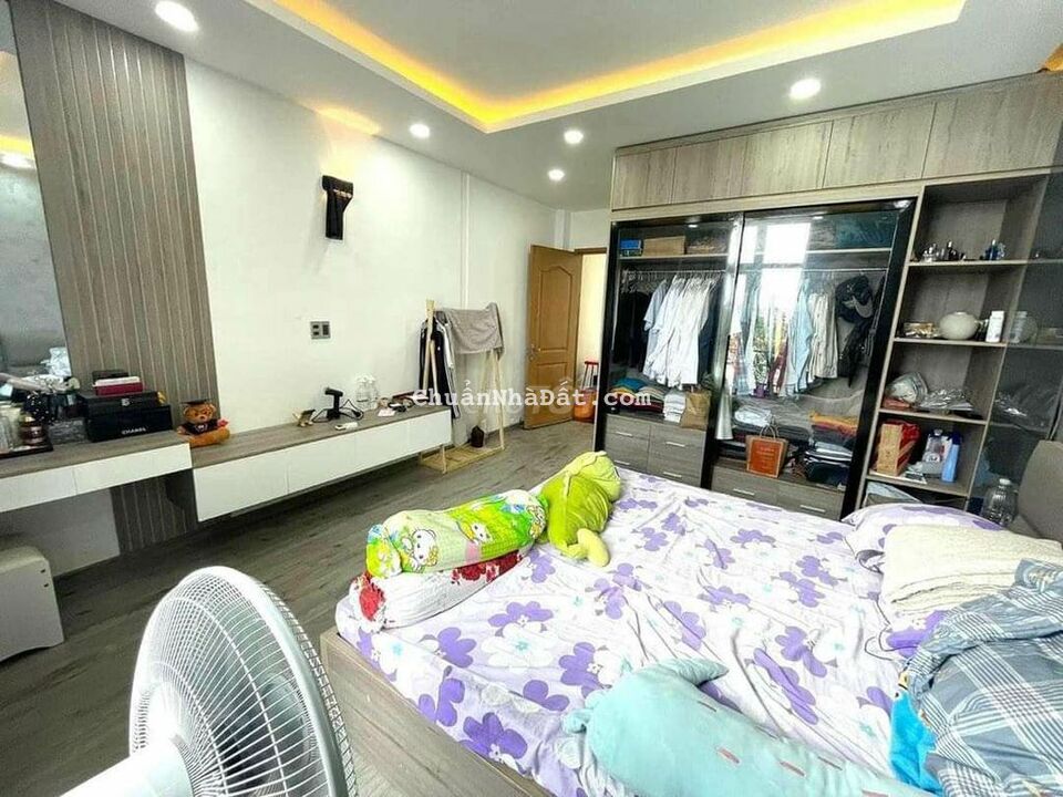 Bán Gấp Nhà 5 Tầng đường nhựa 8m , trung tâm Quận 7