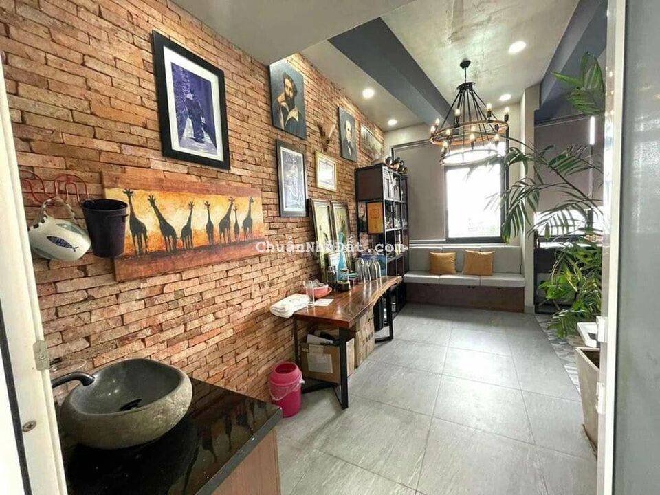 Bán Gấp Nhà 5 Tầng đường nhựa 8m , trung tâm Quận 7