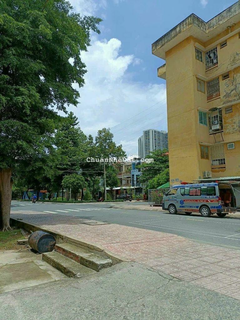 Bán nhà mới xây xong , đẹp như hình , 3Pn 2wc , Bùi Mình Trực P6Q8