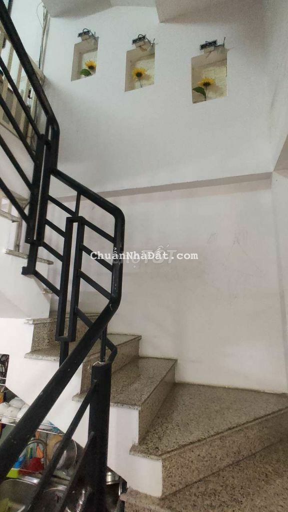 Nhà diện tích rộng mặt tiền đường Phạm Thế Hiển view công viên