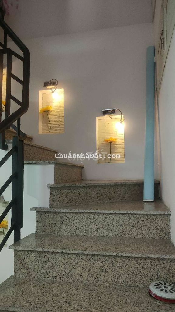 Nhà diện tích rộng mặt tiền đường Phạm Thế Hiển view công viên