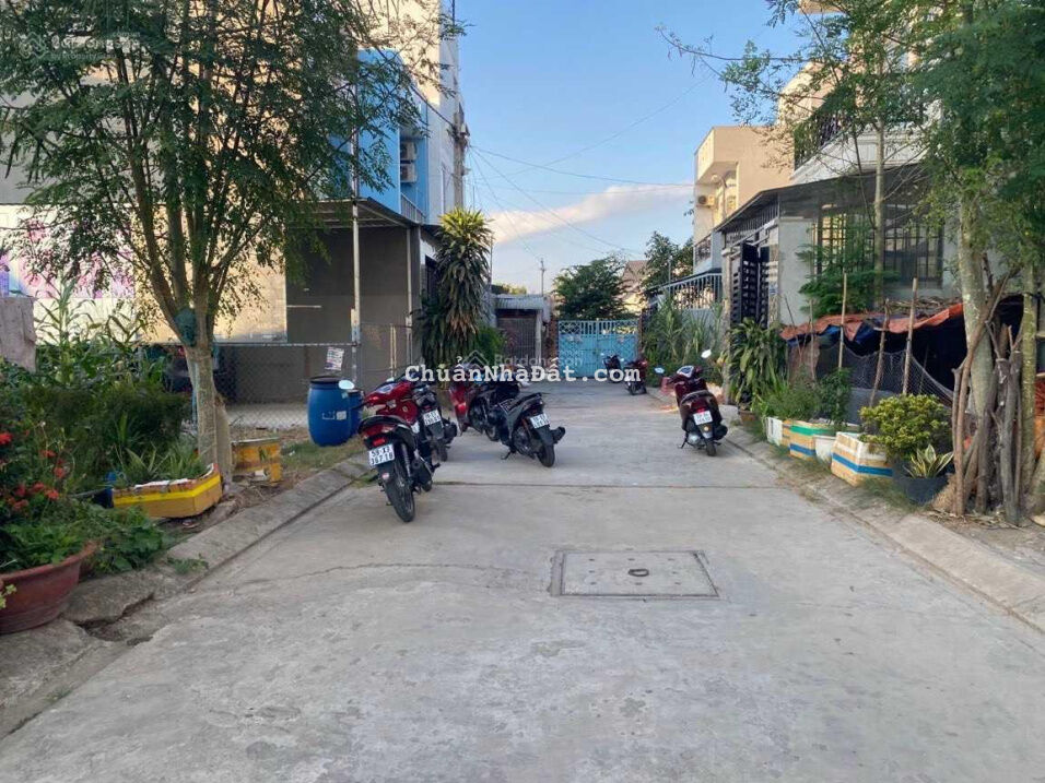 Chính chủ bán căn nhà 1 trệt 2 lầu sân thượng 4PN 5WC xe hơi đậu trong nhà, hẻm ô tô, giá 4.69 tỷ