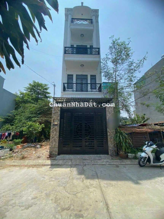 Chính chủ bán căn nhà 1 trệt 2 lầu sân thượng 4PN 5WC xe hơi đậu trong nhà, hẻm ô tô, giá 4.69 tỷ