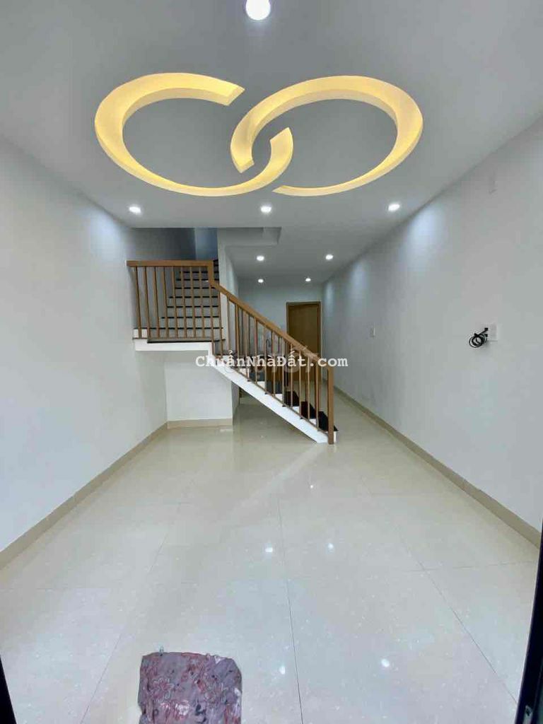 👉 Nhà 2 tầng 2 mặt kiệt Hùng Vương, kiệt rộng, gần đường chính chỉ có