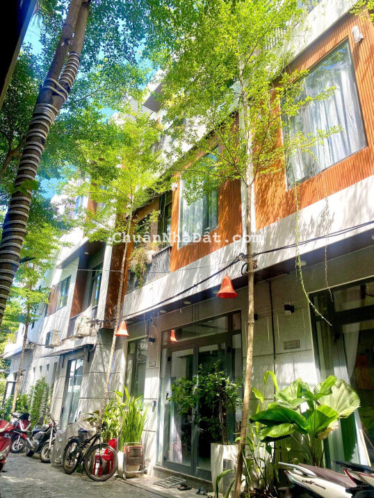 Chủ định cư nước ngoài bán gấp nhà 3 tầng full nội thất gần biển