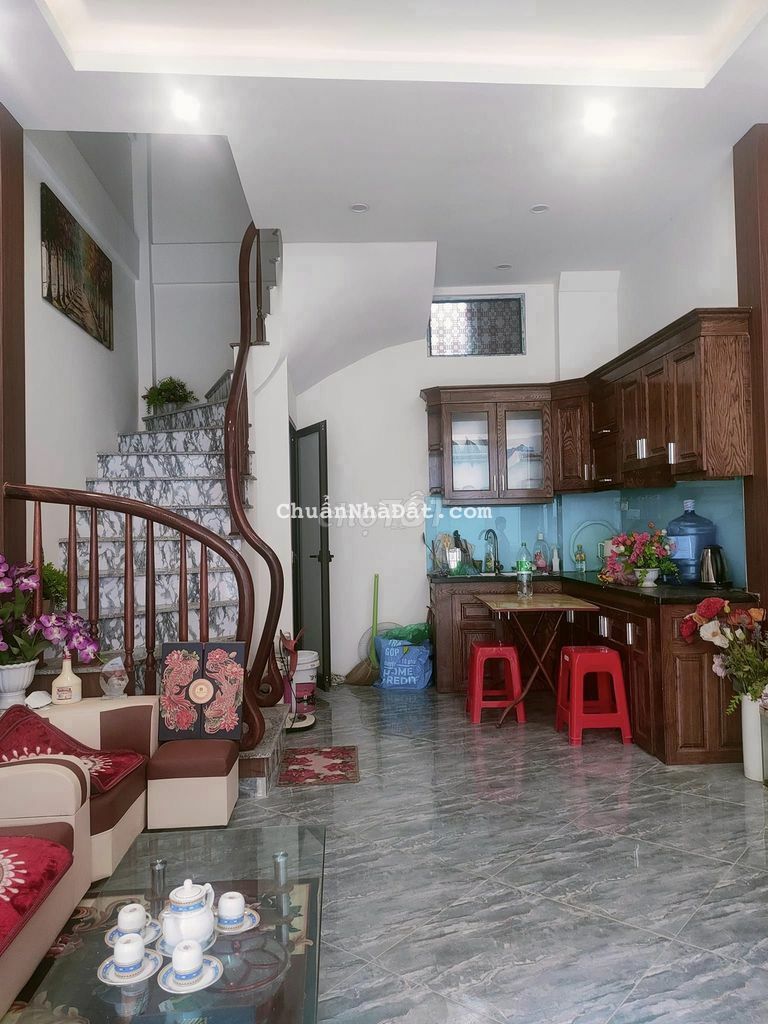 chủ bán nhanh nhà cầu tó,lô góc cực thoáng,vị trí trung tâm giá 2.2 tỷ