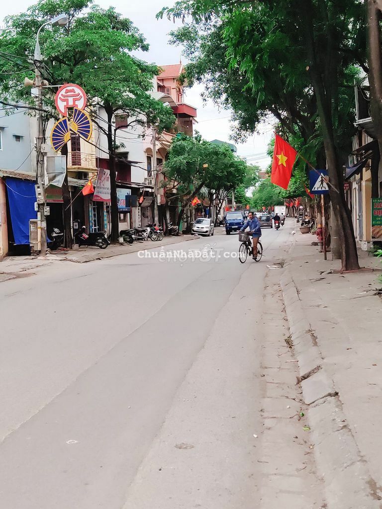 BÁN NHÀ CẠNH SÂN BÓNG THANH TRÌ, 48M GIÁ 2.45 TỶ