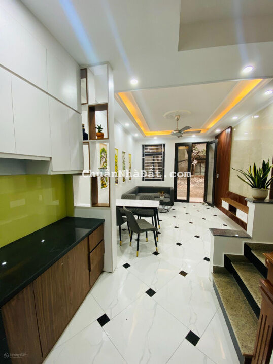 Hơn 4 tỷ Ngã Tư Sở - 32m x 5 tầng đầy đủ nội thất - mặt ngõ 4m - cách mặt phố 50m - 2 mặt thoáng