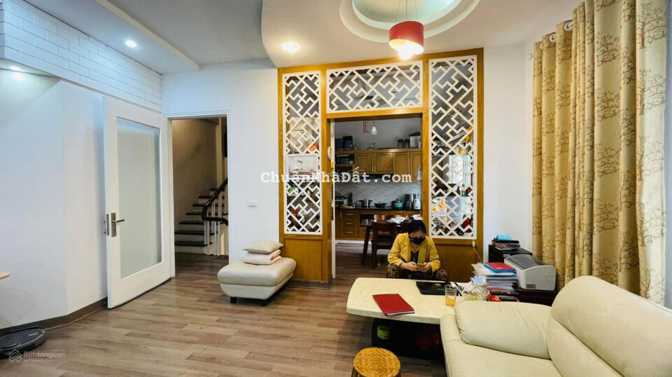 Chính chủ bán Cự Lộc 35m2*5T 4 tỷ12 nhà đẹp ở luôn, thoáng sáng, gần trường chợ, 3 pn, ở cực đỉnh