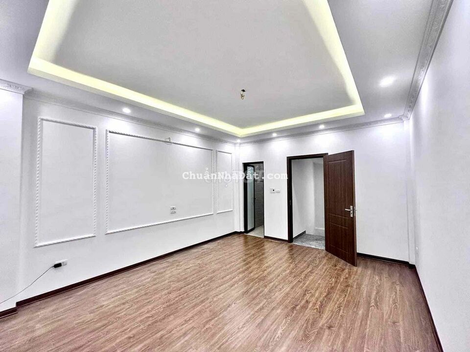 Bán nhà Cự Lộc  33m2*5 tâng_MT 4m_Nhà mới ở ngay_Sát oto_Ngõ rộng, đep