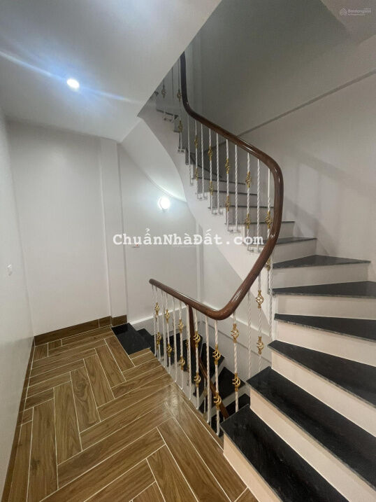 Cần bán gấp nhà phố Cự Lộc 38m2. Hạ chào 500tr thu vốn. Căn nhà đẹp vị trí sầm uất, dân trí cao Cần bán gấp nhà phố Cự Lộc 38m2. Hạ chào 500tr thu vốn. Căn nhà đẹp vị trí sầm uất, dân trí cao