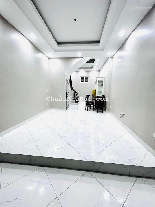 Bán nhà Hoàng Văn Thái, ngõ ô tô 40m2, 4 tầng, MT 4m, nhà full nội thất, giá 6 tỷ 500
