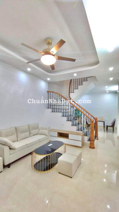 Hơn 6 tỷ có nhà Ngã Tư Sở ô tô 7 chỗ vào nhà, DT 40m2 x 4 tầng xây mới, ngõ ô tô tránh, khu phân lô