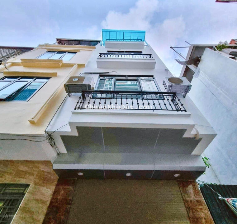 Hơn 6 tỷ có nhà Ngã Tư Sở ô tô 7 chỗ vào nhà, DT 40m2 x 4 tầng xây mới, ngõ ô tô tránh, khu phân lô