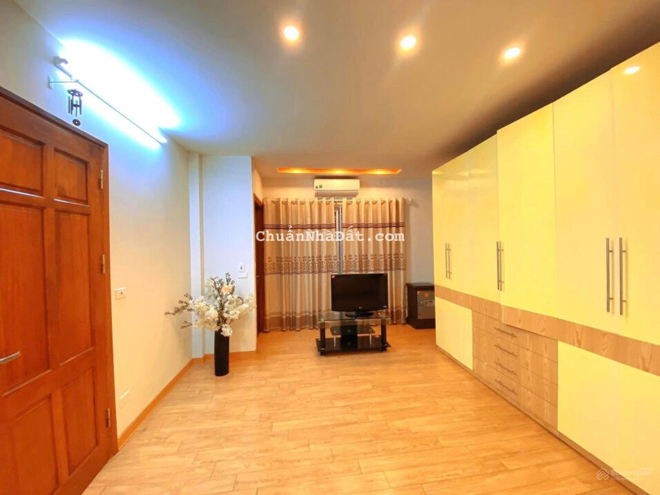 Giá cực rẻ 82 m2 chỉ 8 tỷ, ngõ lớn phố Nguyễn Lân, gần hồ, 5 tầng, 6 phòng ngủ, để lại đủ đồ