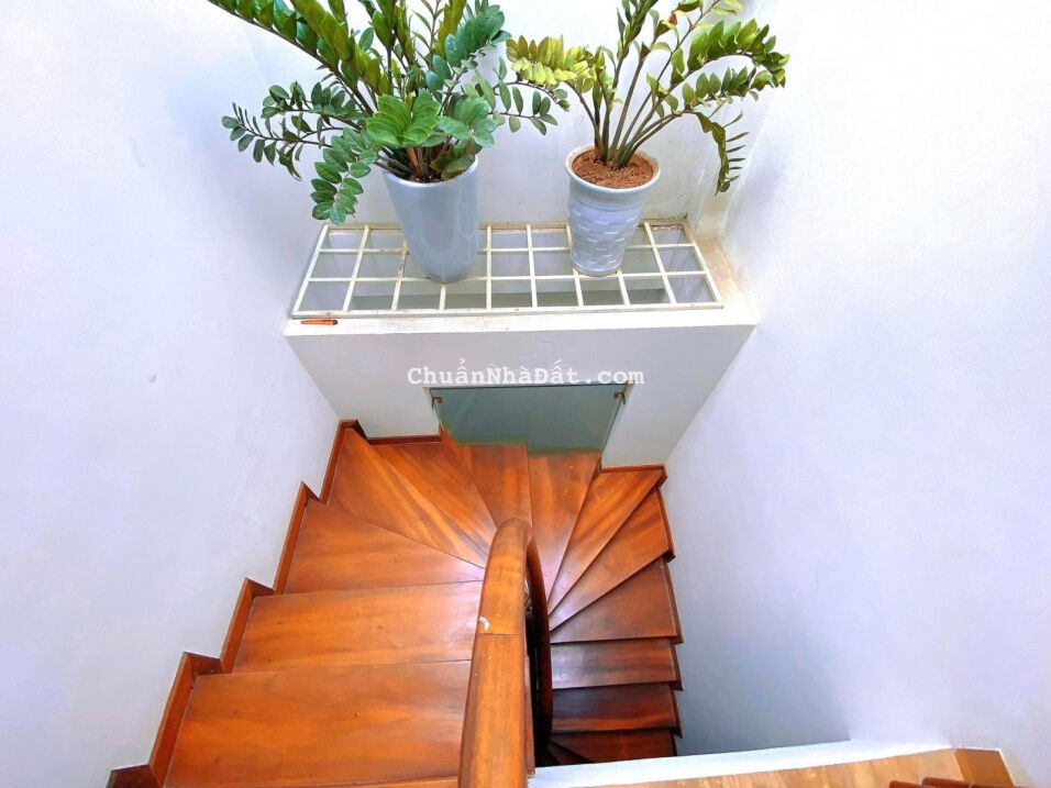 Giá cực rẻ 82 m2 chỉ 8 tỷ, ngõ lớn phố Nguyễn Lân, gần hồ, 5 tầng, 6 phòng ngủ, để lại đủ đồ