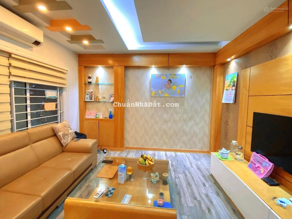 Giá cực rẻ 82 m2 chỉ 8 tỷ, ngõ lớn phố Nguyễn Lân, gần hồ, 5 tầng, 6 phòng ngủ, để lại đủ đồ