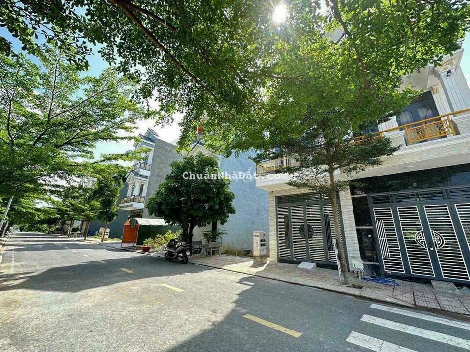 Nhà 3 lầu TP. Thuận An Đường Nhựa 7m Giá Chỉ 3ty199tr