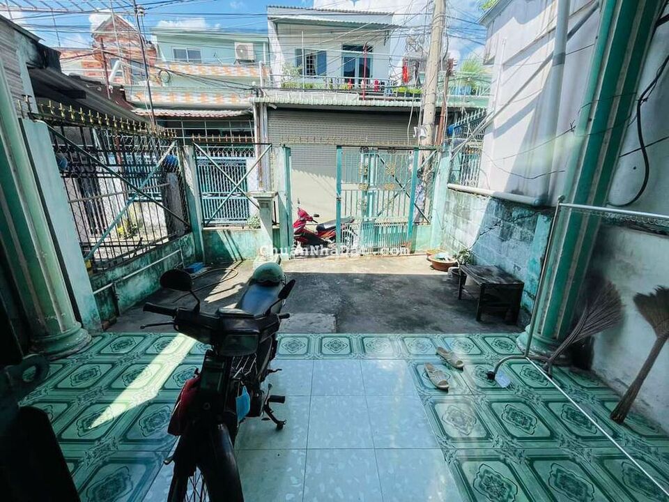 Nhà giâp lái thiêu gần chợ bình nhâm 1 giá 2ty