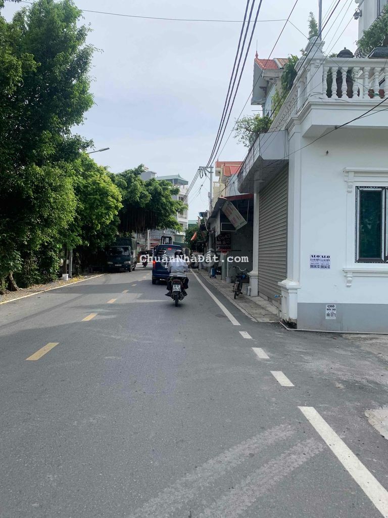 nhà rẻ đường rộng ô tô đỗ cửa