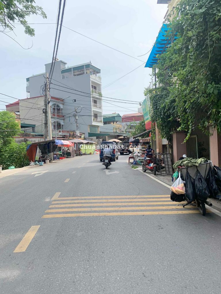 nhà rẻ đường rộng ô tô đỗ cửa