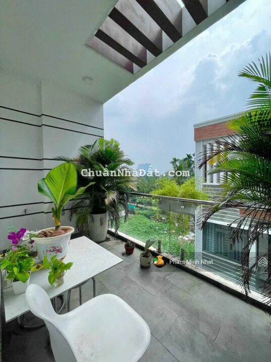 Nhà 1 trệt 2 lầu cực đẹp P. Linh Đông, Thủ Đức, nội thất cao cấp, có sân đậu xe hơi thoải mái