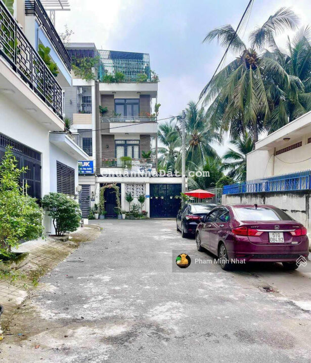 Nhà 1 trệt 2 lầu cực đẹp P. Linh Đông, Thủ Đức, nội thất cao cấp, có sân đậu xe hơi thoải mái