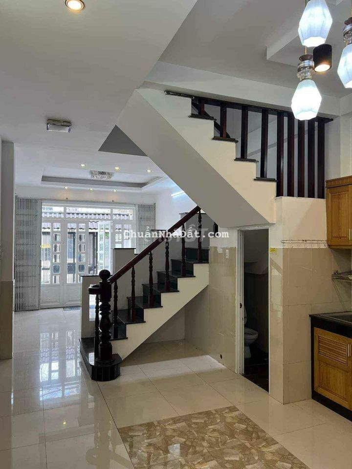 Nhà ngay chợ thủ đức, DT: 64m2, giá siêu hời 1 tỷ 850, SHR