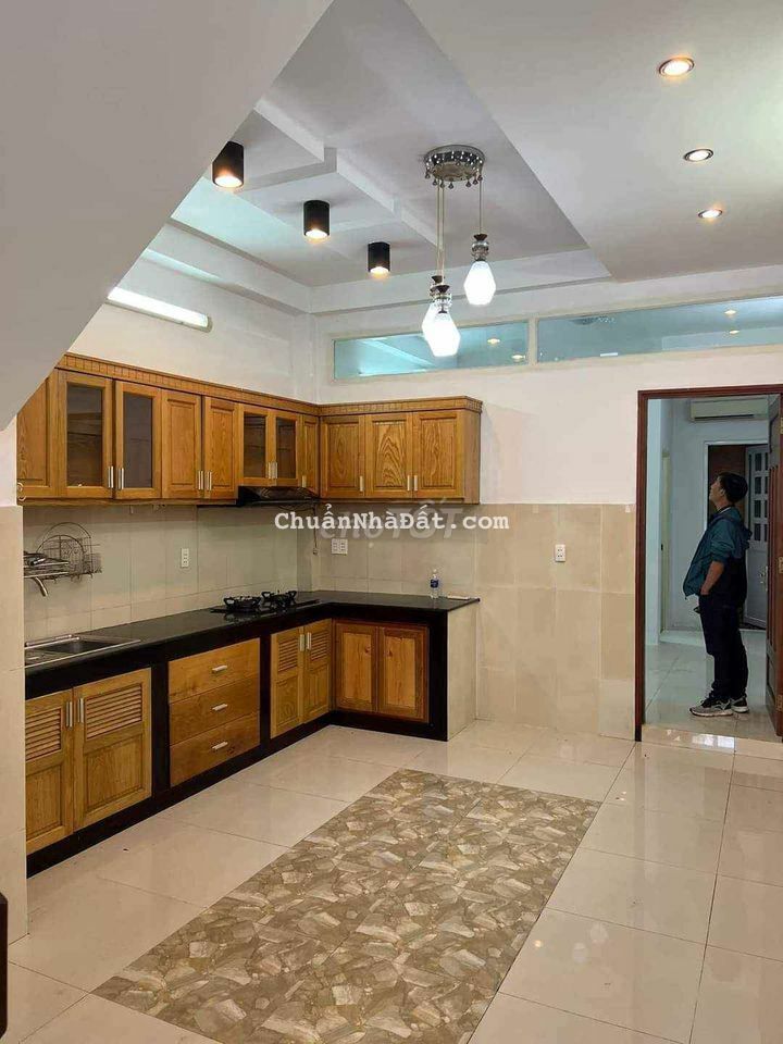 Nhà ngay chợ thủ đức, DT: 64m2, giá siêu hời 1 tỷ 850, SHR