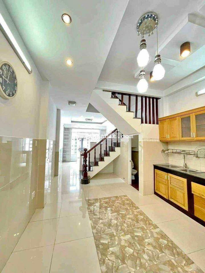 Nhà ngay chợ thủ đức, DT: 64m2, giá siêu hời 1 tỷ 850, SHR