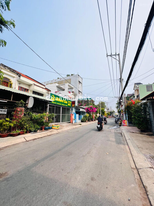 Giá quá hời, Bán gấp Nhà đang cho thuê 10triệu/th, đường 9 Linh Trung, 75m( 6.3*11.7m) chỉ hơn 4 ty