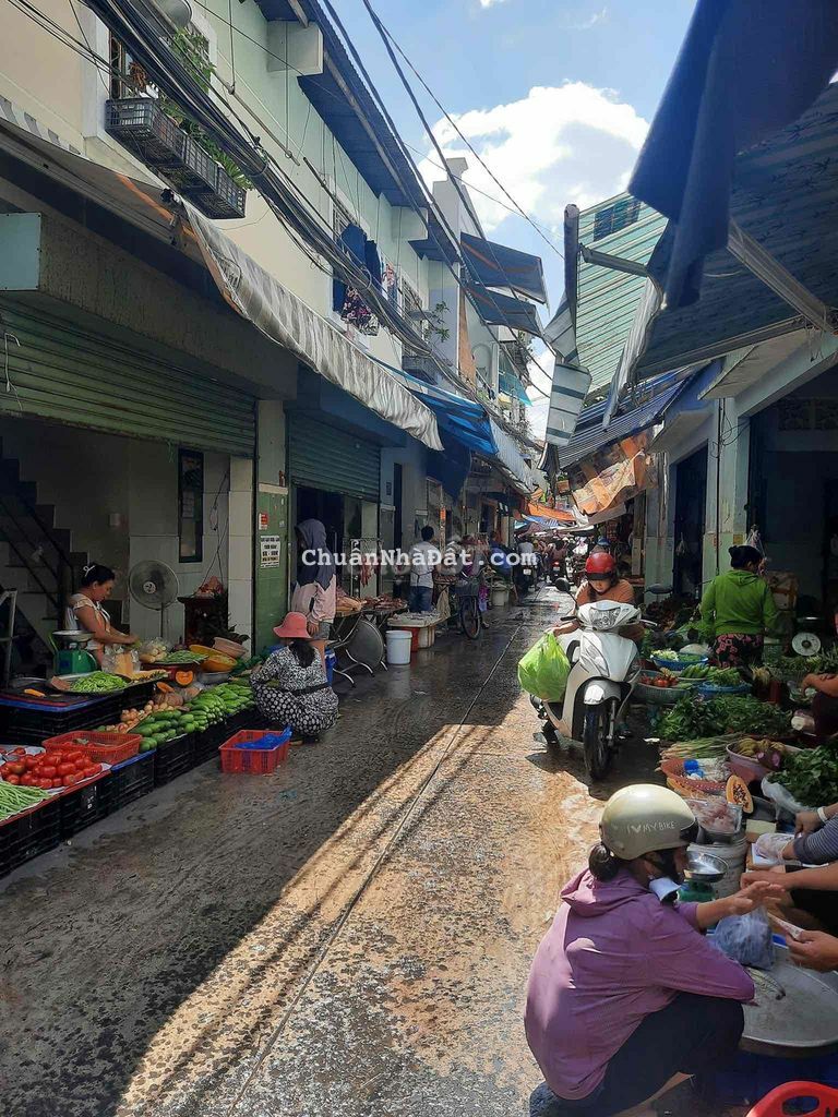Bán nhà ngay chợ Bùi Thế Mỹ, 35m2, Hẻm 4M, 3 phòng ngủ, giá 3tỷ4 TL