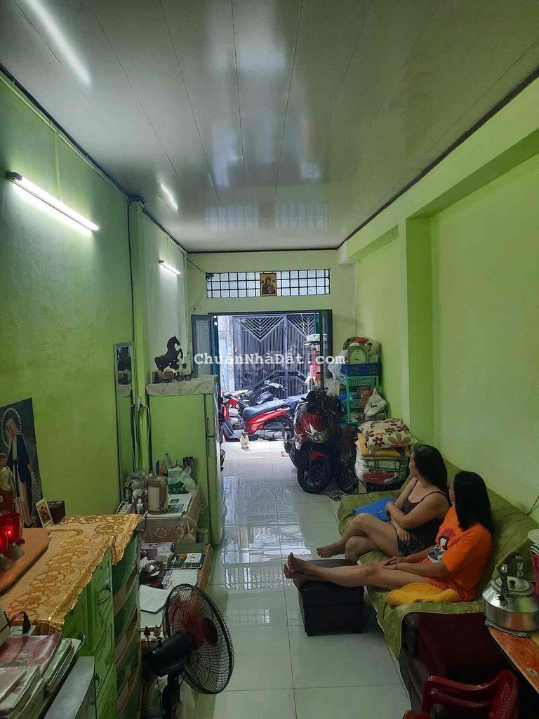 Bán nhà ngay chợ Bùi Thế Mỹ, 35m2, Hẻm 4M, 3 phòng ngủ, giá 3tỷ4 TL