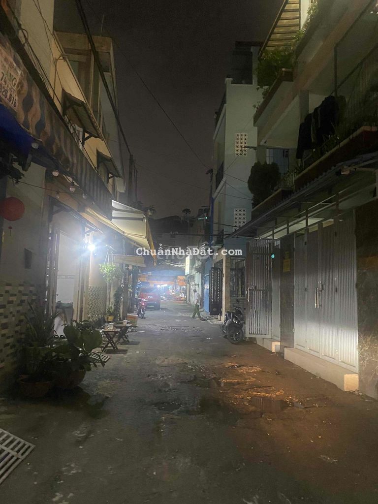 Bán nhà ngay chợ Bùi Thế Mỹ, 35m2, Hẻm 4M, 3 phòng ngủ, giá 3tỷ4 TL