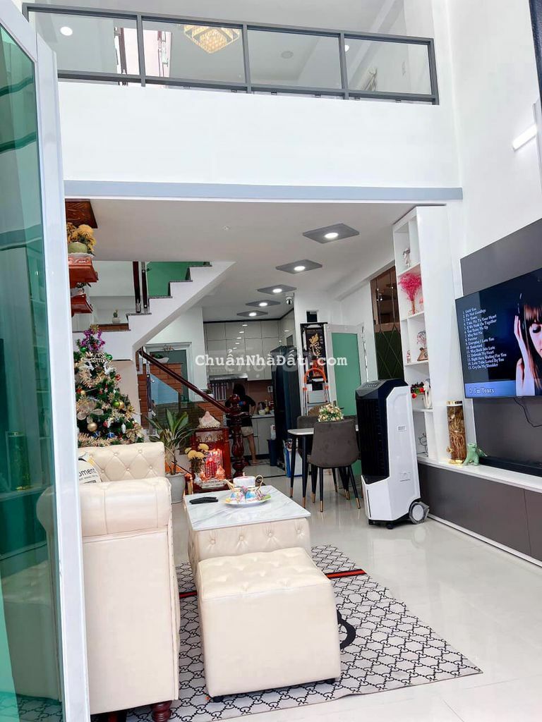 NGAY CHỢ PHẠM VĂN HAI, NHÀ XINH, TẶNG TOÀN BỘ NỘI THẤT, 3 TẦNG , 40M2