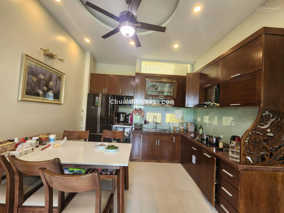 Phố đi bộ Trịnh Công Sơn, sát Hồ Tây, 50m2, 6 tầng, 11 tỷ