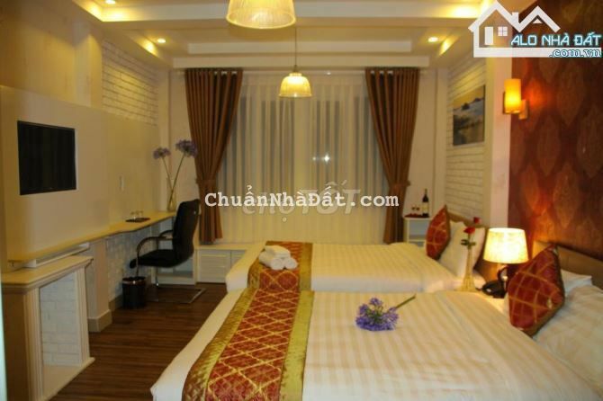 KHÁCH SẠN MẶT TIỀN TRUNG TÂM CÁCH HỒ CHỈ 300M CÓ THANG MÁY