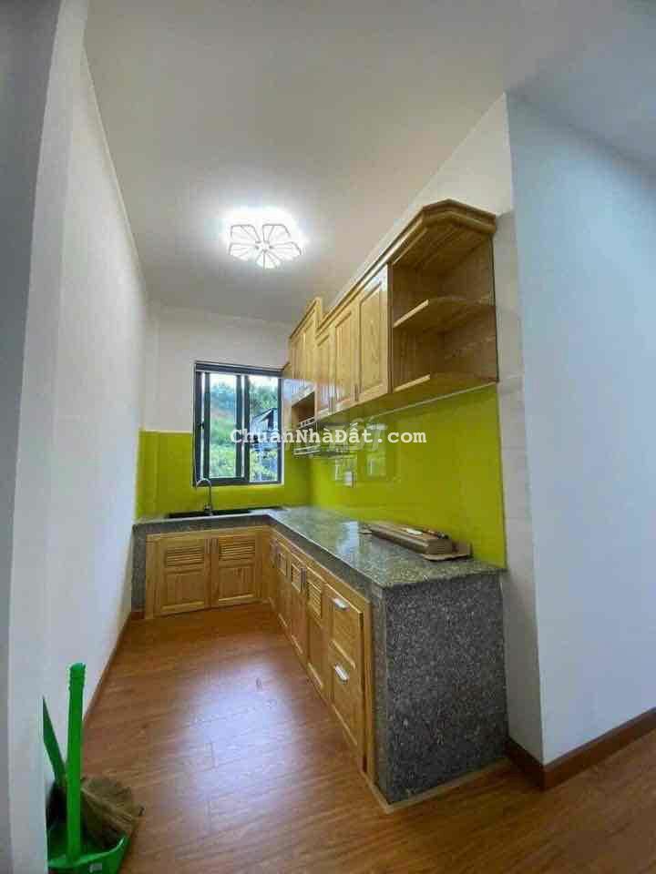 chủ cần bán căn nhà nhỏ nhìn hơi xinh xinh ạ