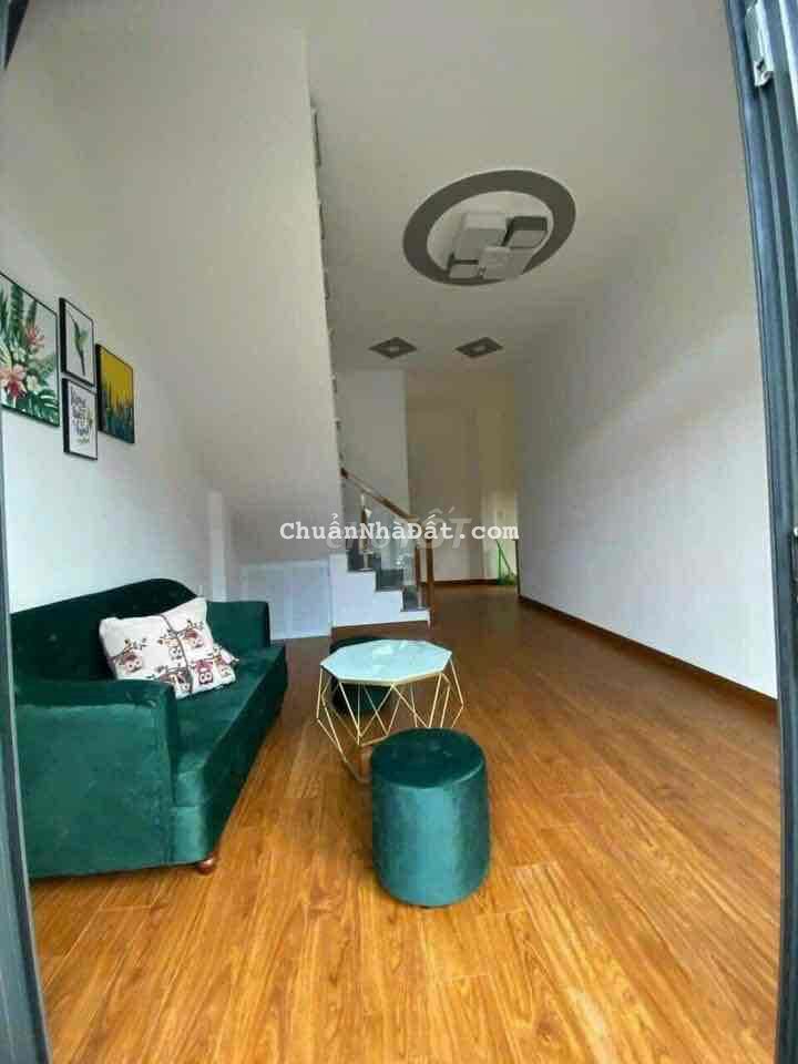 chủ cần bán căn nhà nhỏ nhìn hơi xinh xinh ạ