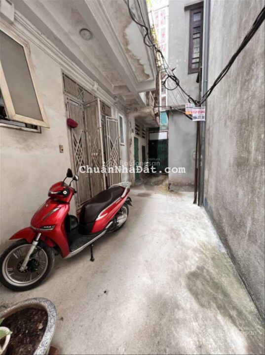 Bán nhà - ngõ chợ Khâm Thiên - Đống Đa - gần phố - tiện ích - 3 ngủ - trước nhà rộng SH quay đầu