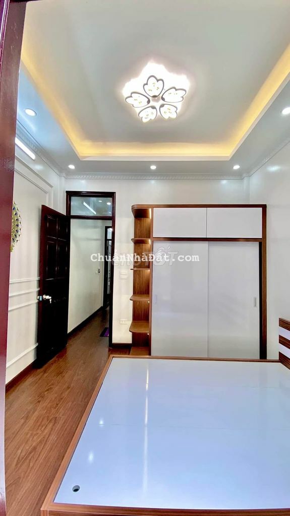 Bán nhà Láng Hạ, 2 thoáng, ở ngay, gần phố, 35,6m2 5T, chỉ nhỉnh 4 tỷ