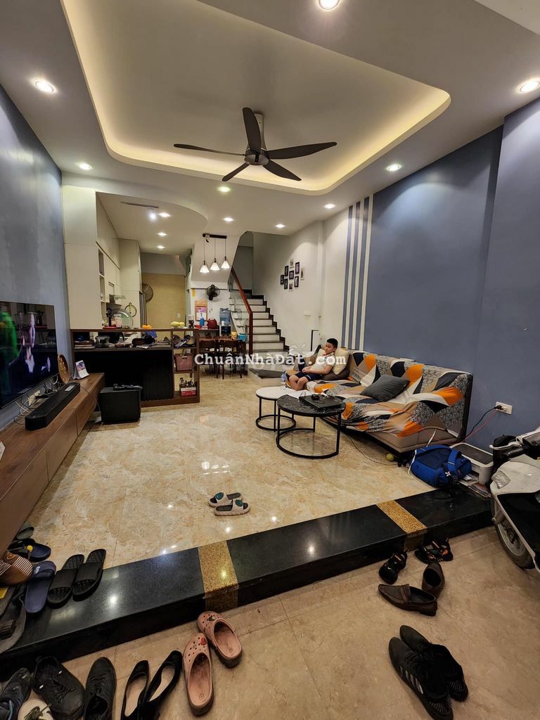 Bán căn nhà đường Láng ngõ thoáng sổ nở hậu