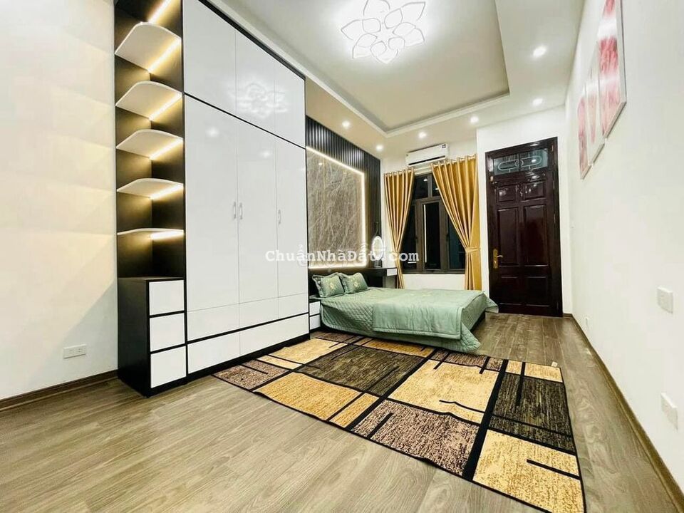 Nhỉnh 5 tỷ - DT 38m - Nhà Nguyễn Chí Thanh ô tô cách 3 bước chân