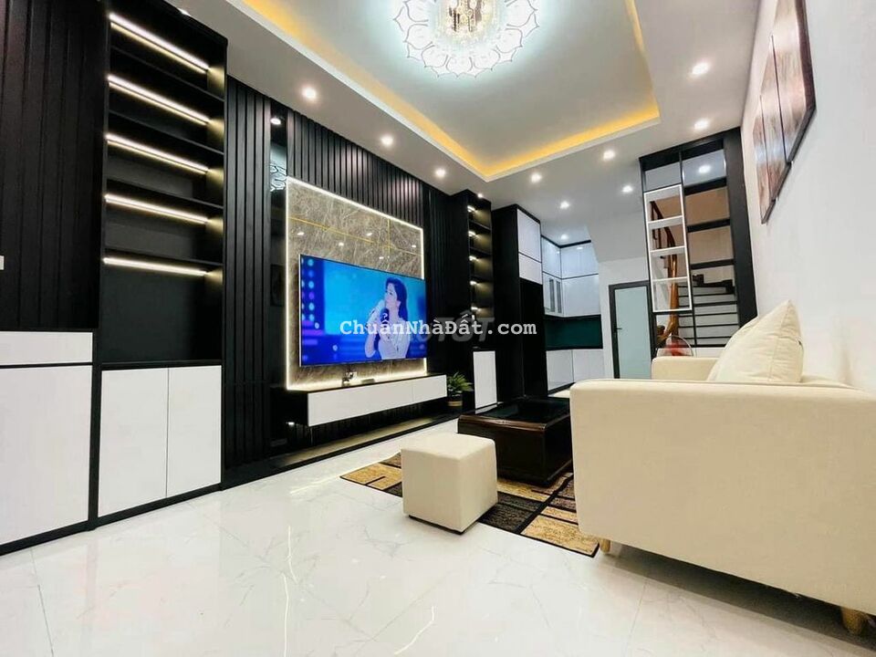 Nhỉnh 5 tỷ - DT 38m - Nhà Nguyễn Chí Thanh ô tô cách 3 bước chân