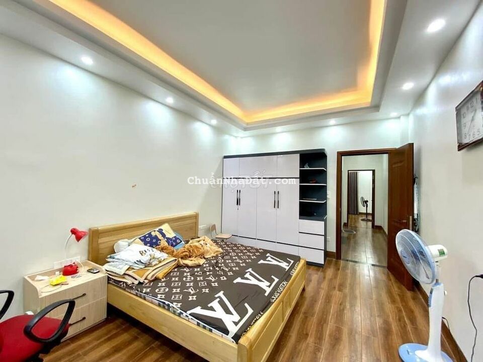 Nhà Hào Nam 3 mặt thoáng 40m2 x 4 tầng có chỗ đỗ ô tô kinh doanh