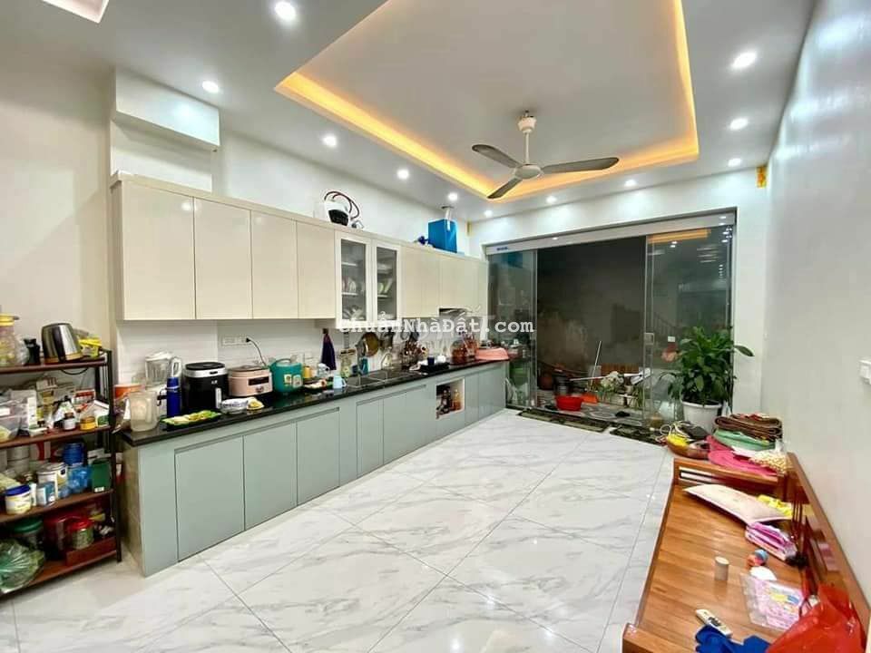 Nhà Hào Nam 3 mặt thoáng 40m2 x 4 tầng có chỗ đỗ ô tô kinh doanh