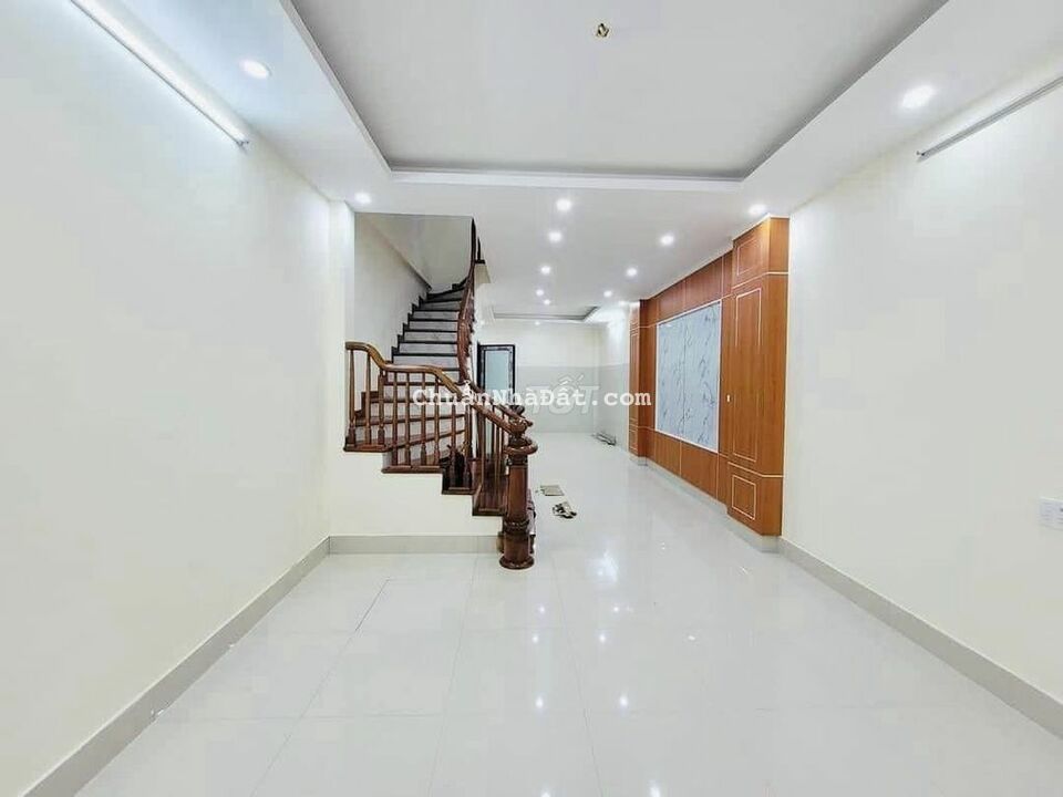 Thái Thịnh, gần oto, ngõ rộng, thông, kinh doanh, 40m2x5T, chỉ 4.5 tỷ