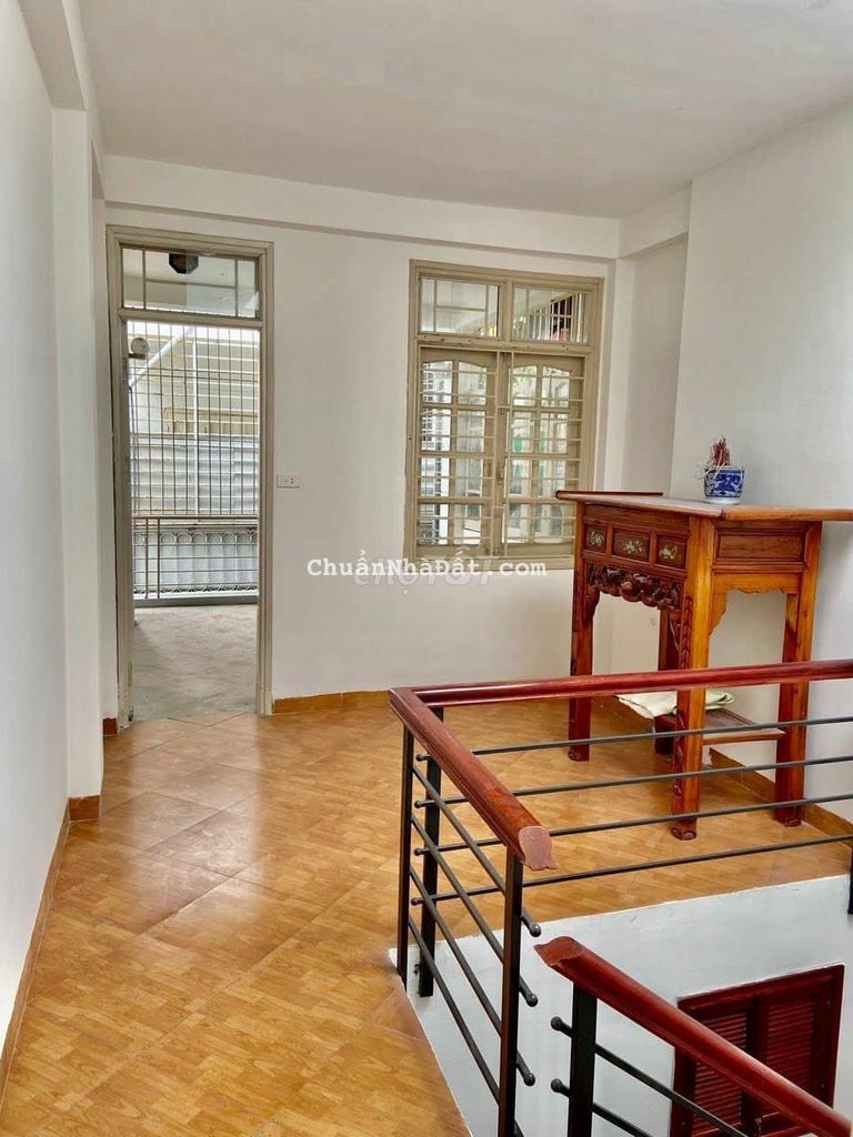 Bán nhà riêng Tây Sơn, sân để xe riêng, gần BV Đống Đa, 40m2, 4 tỷ 6