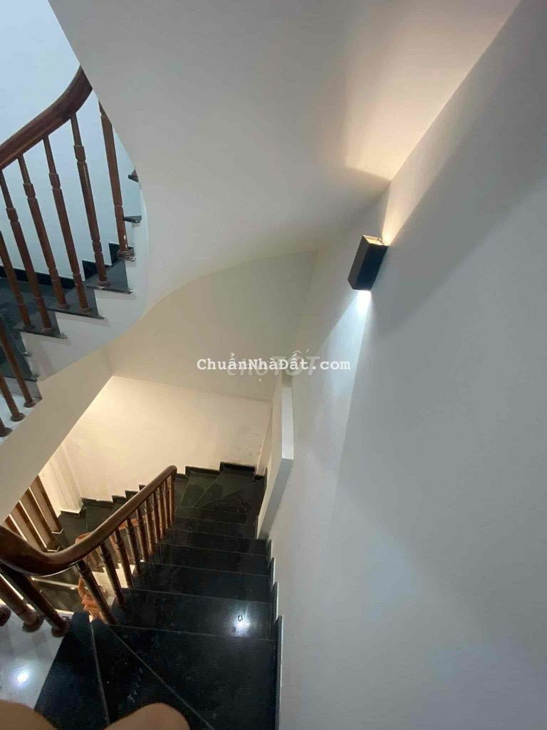 Hàng hiếm! Bán nhà Đê La Thành, trung tâm Đống Đa 42,2m2*5T.